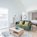 Luxurious City Centre Apartment With Balcony